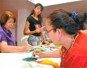 A través de manifestaciones artísticas y culturales, muchas familias intentan aliviar el dolor