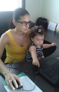 Para la mayoría de estas chicas, la maternidad prematura las obliga a mul¬tiplicarse en sus funciones, por lo que pueden padecer estrés.