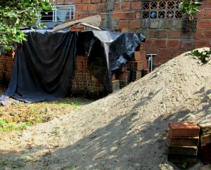 Con lo que ganaban en la mina, Jhoiner y Míller Carabalí lograron iniciar la construcción de sus casas. Hoy, los ladrillos son el recuerdo de una ilusión.