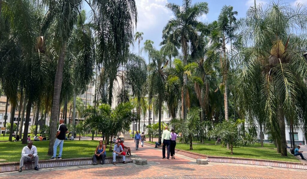 Vista a la Plaza de Cayzedo, en el centro de Cali.